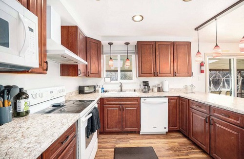 Lakewood House | 6BR Hideaway | Hot Tub | Projector | Game Room
