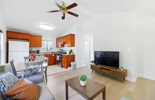 Oakland House | 6BR Home Near Downtown Oakland & BART