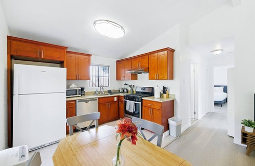 Oakland House | 6BR Home Near Downtown Oakland & BART