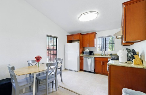 Oakland House | 6BR Home Near Downtown Oakland & BART