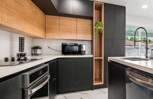 Coral Terrace House | 6BR Ultimate Retreat: Pool, Sports Court & BBQ