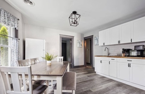 Downtown Niagara Falls House | 6BR Vacation Spot-Minutes to Niagara Falls USA
