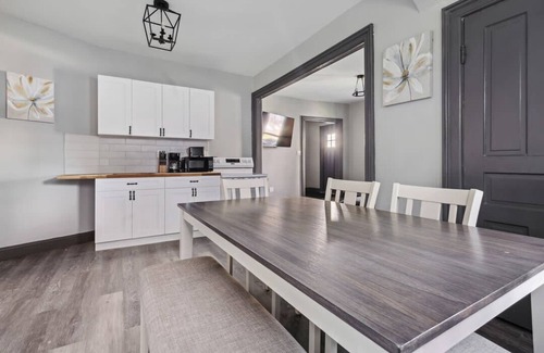 Downtown Niagara Falls House | 6BR Vacation Spot-Minutes to Niagara Falls USA