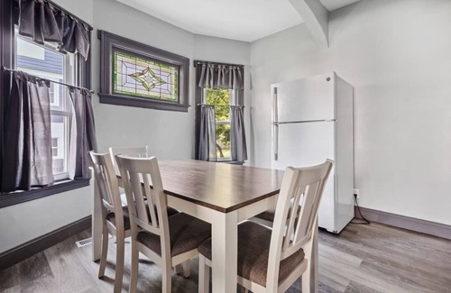 Downtown Niagara Falls House | 6BR Vacation Spot-Minutes to Niagara Falls USA
