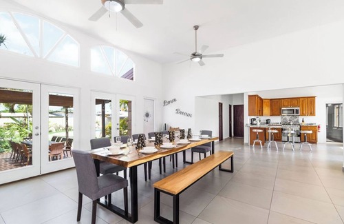Bubali Villa | 6BR Villa Sleeps 16+ Close 2 Beach w/Amazing Pool