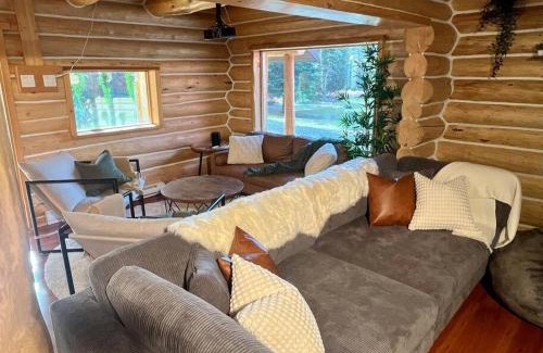 Golden Ski Chalet | 7 Acres Forest - Skiing Close - Privacy - Theatre