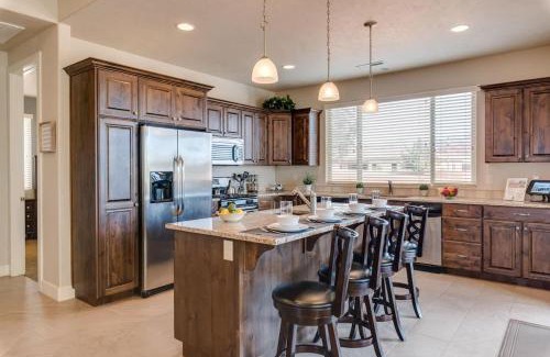 Santa Clara House | 7| Arches in St George with Red Mtn Back Patio Views