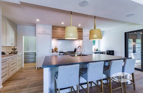 Bracebridge Cottage | 7 bdrm, 5 bath Luxury Cottage, Boathouse, Lake Muskoka, All day sun! Sunsets!