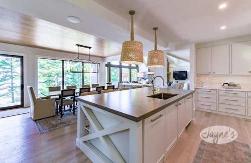 Bracebridge Cottage | 7 bdrm, 5 bath Luxury Cottage, Boathouse, Lake Muskoka, All day sun! Sunsets!