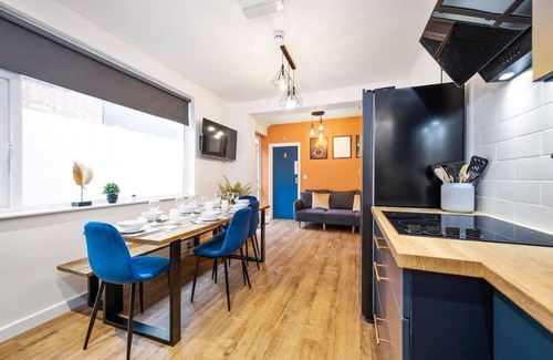 Coventry House | 7 bed house| Sleeps 14 | ENSUITE |Free HS WIFI | TVs in rooms | CITY CENTRE | Inspire Homes