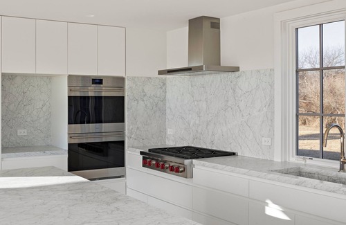 Chilmark House | 7-Bed Rooms, Modern Main House, 1000 ft private beach, AC, Fast WiFi, Smart TV