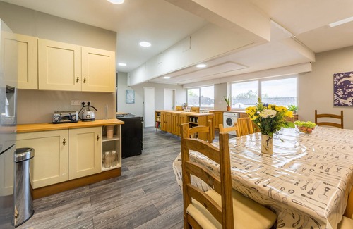 Christchurch House | 7 bedroom annexe to former farmhouse, family & pet friendly, with basement pub