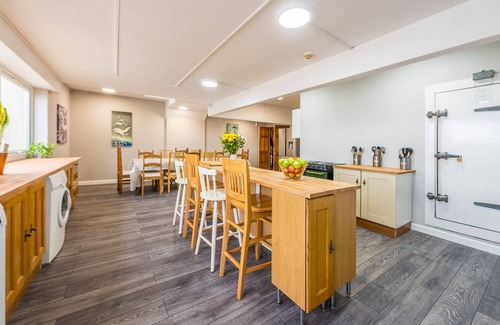 Christchurch House | 7 bedroom annexe to former farmhouse, family & pet friendly, with basement pub