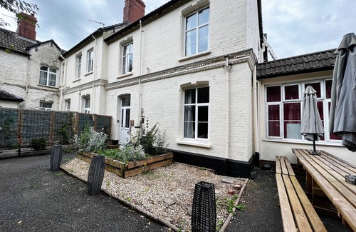 Christchurch House | 7 bedroom annexe to former farmhouse, family & pet friendly, with basement pub