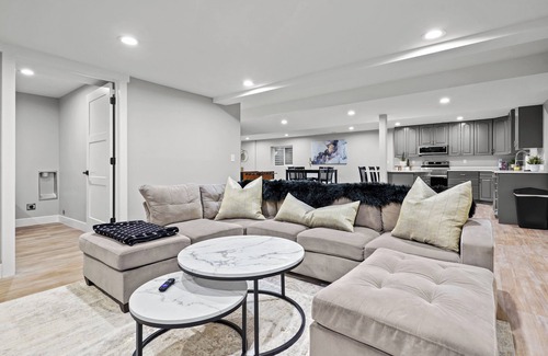Sandy House | 7-Bedroom Home with Hot Tub – Near Ski Resorts, SLC & Convention Centers