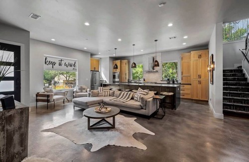 South Lamar House | 7 Bedroom near South Lamar - Hot tub|Sauna|Firepit
