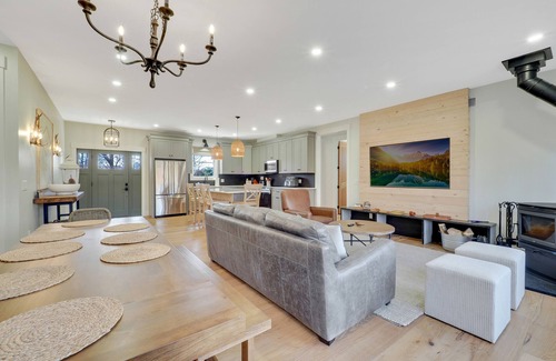 Boyne Falls House | 7 Bedrooms + Loft Bunk Room | 15 Beds| Game Room | Sleeps 22 | Hot Tub