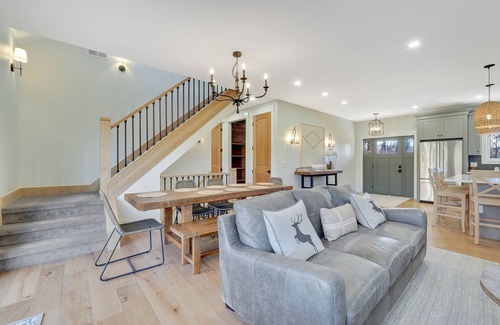 Boyne Falls House | 7 Bedrooms + Loft Bunk Room | 15 Beds| Game Room | Sleeps 22 | Hot Tub