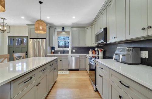 Boyne Falls House | 7 Bedrooms + Loft Bunk Room | 15 Beds| Game Room | Sleeps 22 | Hot Tub