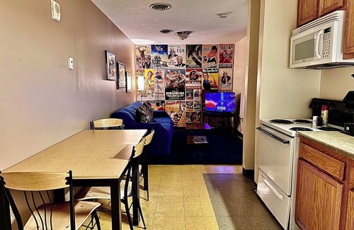 Downtown Pittsburgh Apartment | 7 Beds! Explore downtown Pittsburgh | Large Groups