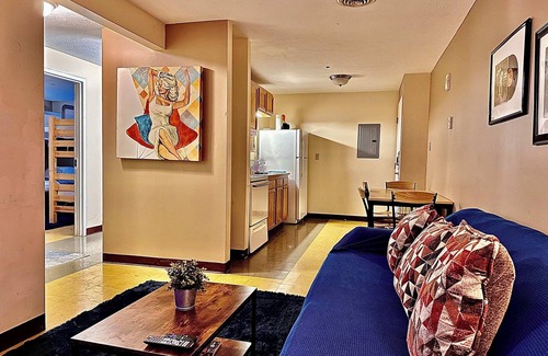 Downtown Pittsburgh Apartment | 7 Beds! Explore downtown Pittsburgh | Large Groups