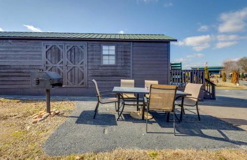 Sevierville House | 7 Mi to Dollywood Cozy Cabin with Patio and Grill!
