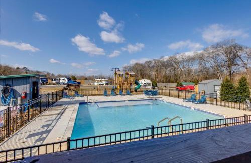 Sevierville House | 7 Mi to Dollywood Cozy Cabin with Patio and Grill!