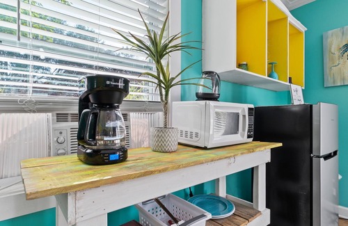 Navarre Cottage | 7 min drive to Beautiful Navarre Beach