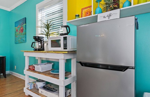 Navarre Cottage | 7 min drive to Beautiful Navarre Beach