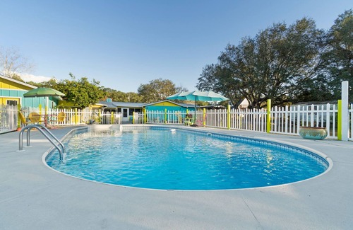 Navarre Cottage | 7 min drive to Beautiful Navarre Beach