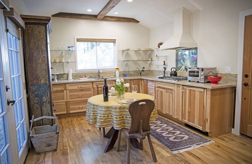 St. Helena House | 7 minute drive/5 miles to Saint Helena
