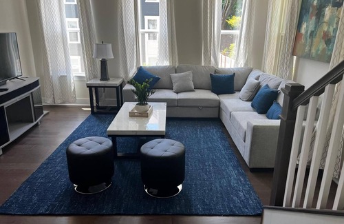 Commonwealth Park House | 7 minutes to Bank of America stadium; 3 minutes to uptown charlotte.