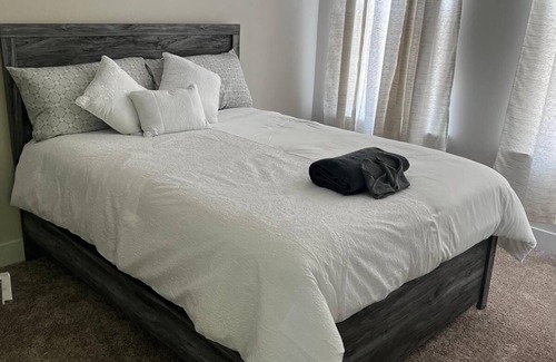 Commonwealth Park House | 7 minutes to Bank of America stadium; 3 minutes to uptown charlotte.