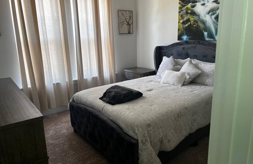 Commonwealth Park House | 7 minutes to Bank of America stadium; 3 minutes to uptown charlotte.