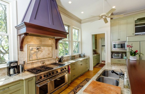 Vanderhorst Plantation House | 7 Rhetts Bluff: 6 Bedrooms, Pool & Dock, River & Marsh Views, Bike to Beach