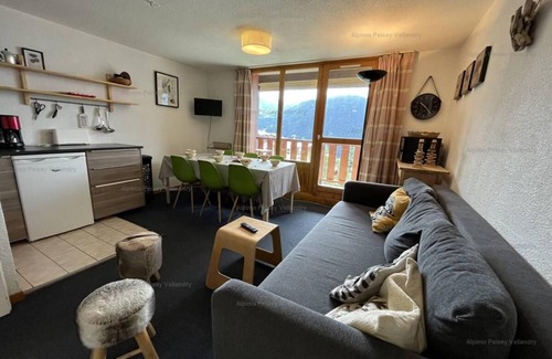 Vallandry Apartment | 70m from ski slopes, 1st floor, balcony, tv, ski locker, 45m², Peisey-Vallandry