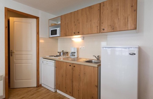 Chamrousse Apartment | 70m from ski slopes, swimming pool, sauna, balcony, parking, tv, 65m², Chamrousse