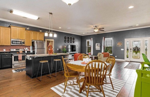 Gulf Breeze House | 70s Vibes - Pool, Hot Tub & Games! 15min to beach