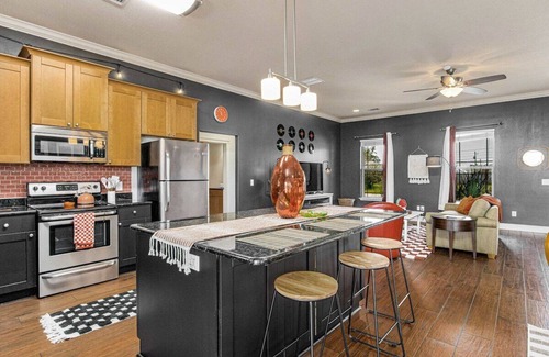 Gulf Breeze House | 70s Vibes - Pool, Hot Tub & Games! 15min to beach
