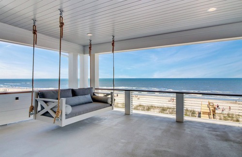 Isle of Palms House | 710 Ocean Boulevard by AvantStay | Oceanfront, Private Pool + Rooftop Deck