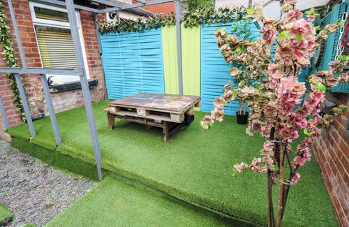 Oldham Cottage | 72 CROMPTON STREET, family friendly in Oldham, Greater Manchester