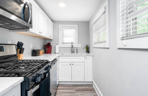 Hapeville House | 724B · The Blue Bungalow- Minutes to Downtown & Airport!