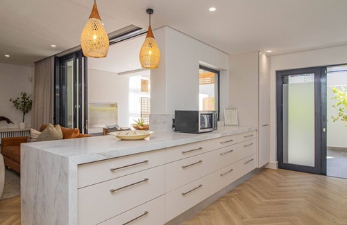 Hermanus City-Centre Apartment | 74 on Marine