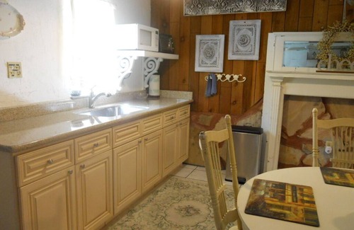 Ludlam House | 750 Square Foot Guest House Located in Cutler Bay. 1 Bedroom/1 Bath