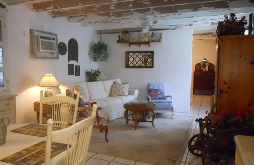 Ludlam House | 750 Square Foot Guest House Located in Cutler Bay. 1 Bedroom/1 Bath