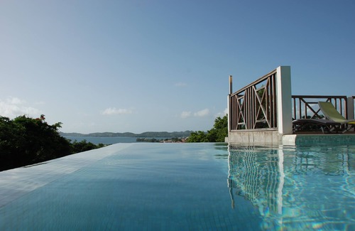 Le Robert House | 76m2 apartment on one level, large infinity pool, sea view, garden