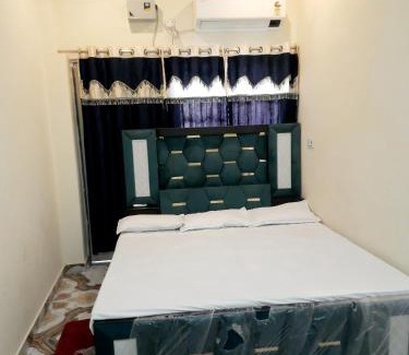 Varanasi House | 7BHK FLATS AC & NON AC ROOMS in KASHI VISHWANATH JYOTIRLING The Sacred Stay APARTMENT