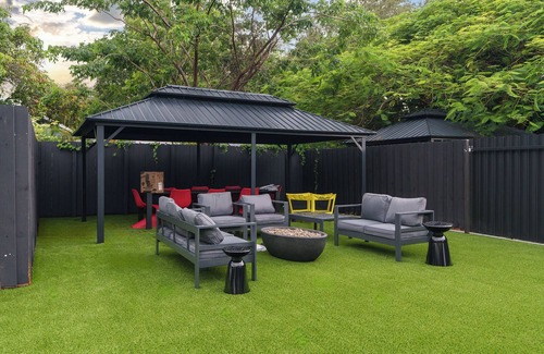 Buena Vista House | 7BR Design District Two Villas, Private Pool, Backyard, Outdoor Lounge & Dining