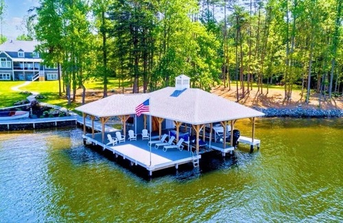 Bumpass House | 7BR Lakefront Lake Anna, Beach, Boat Dock