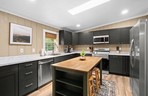 Fayetteville House | 7min to NRG - Sauna, Hot tub, Firepit, Huge Deck